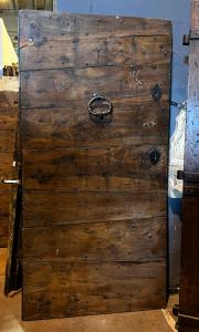 PTCR522 - Porta blindata em nogueira com verso em ferro, século XVIII, medidas 110 cm L x 220 cm A x 7 cm P
